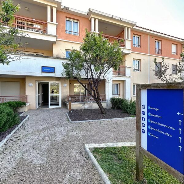 Mandelieu la Napoule: beautiful apartment, residence with swimming pool and parking