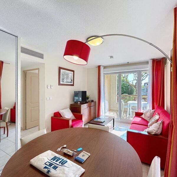 Mandelieu la Napoule : bel appartement, résidence avec piscine et parking