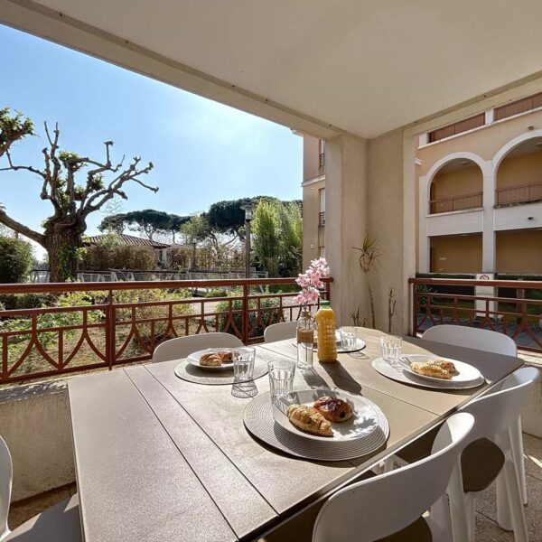 Mandelieu la Napoule: beautiful apartment, residence with swimming pool and parking