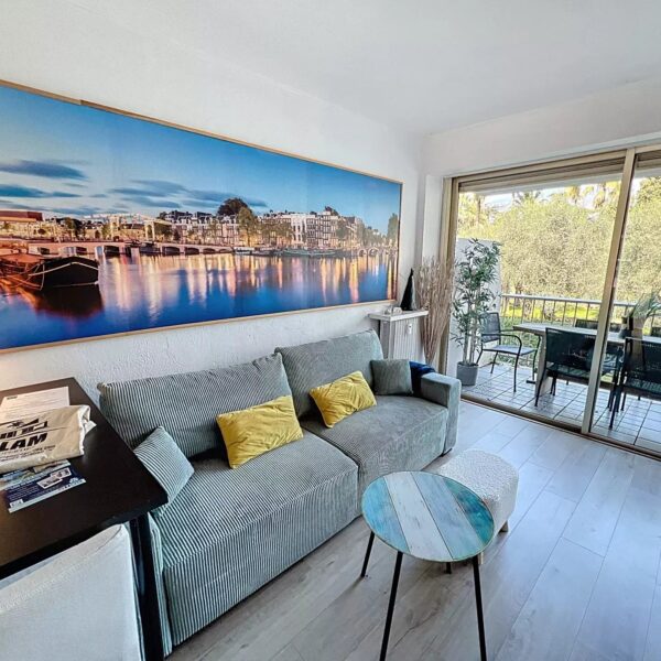 Cannes: calme, 2 pièces vue jardin avec terrasse et piscine