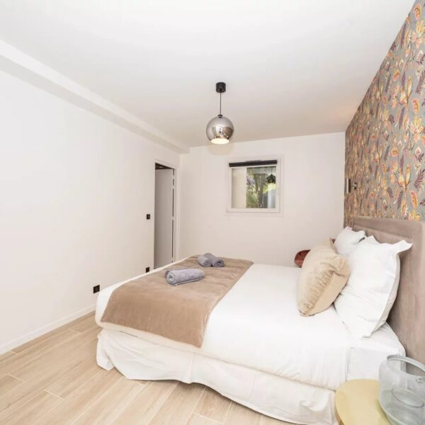 One of a kind 6 BR / 6 bath villa sauna, jacuzzi pool; just 15 mns off town