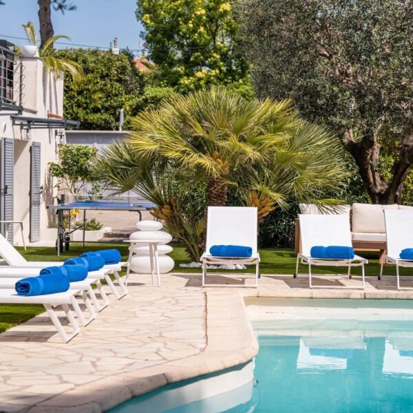 One of a kind 6 BR / 6 bath villa sauna, jacuzzi pool; just 15 mns off town