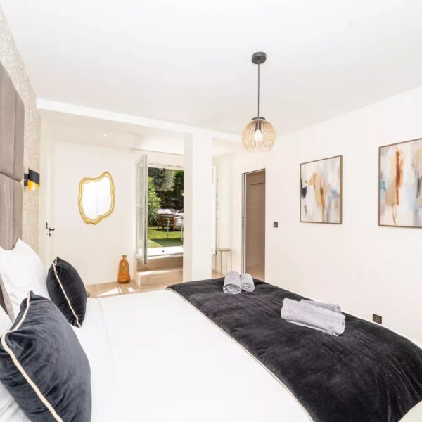 One of a kind 6 BR / 6 bath villa sauna, jacuzzi pool; just 15 mns off town