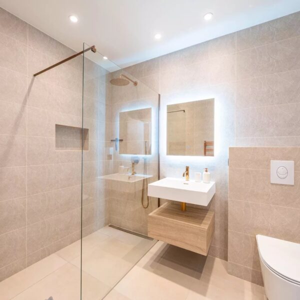 One of a kind 6 BR / 6 bath villa sauna, jacuzzi pool; just 15 mns off town