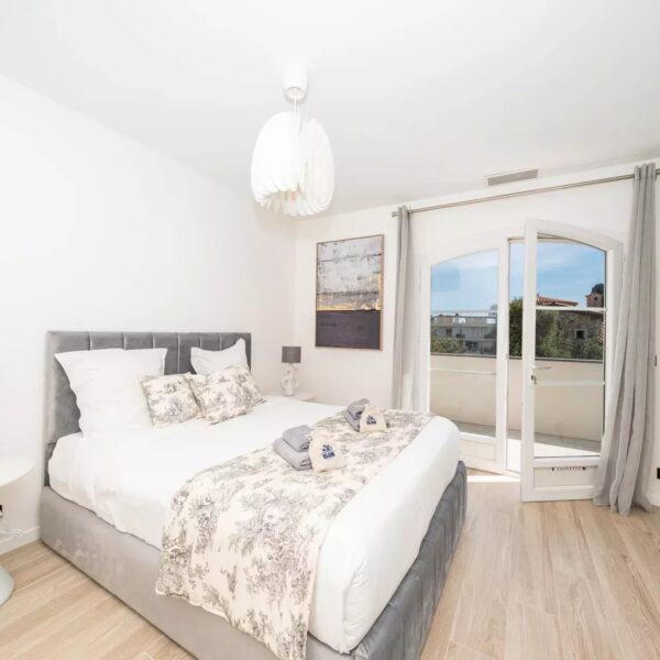 One of a kind 6 BR / 6 bath villa sauna, jacuzzi pool; just 15 mns off town