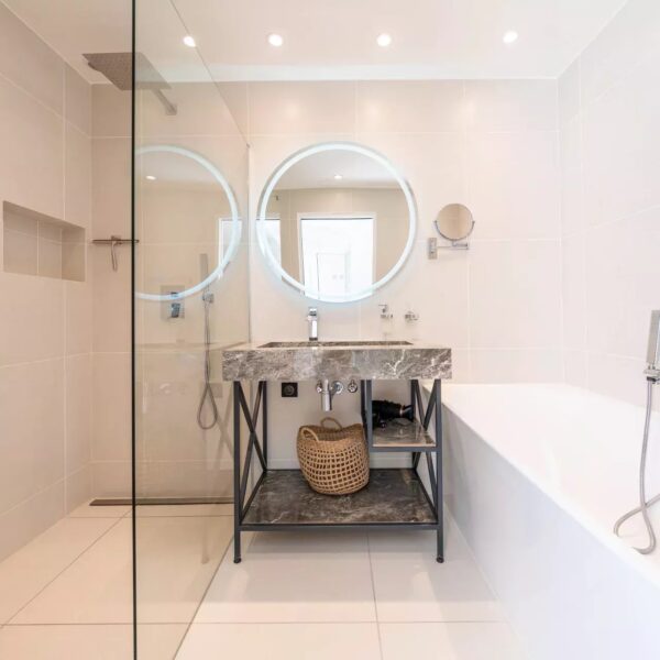 One of a kind 6 BR / 6 bath villa sauna, jacuzzi pool; just 15 mns off town