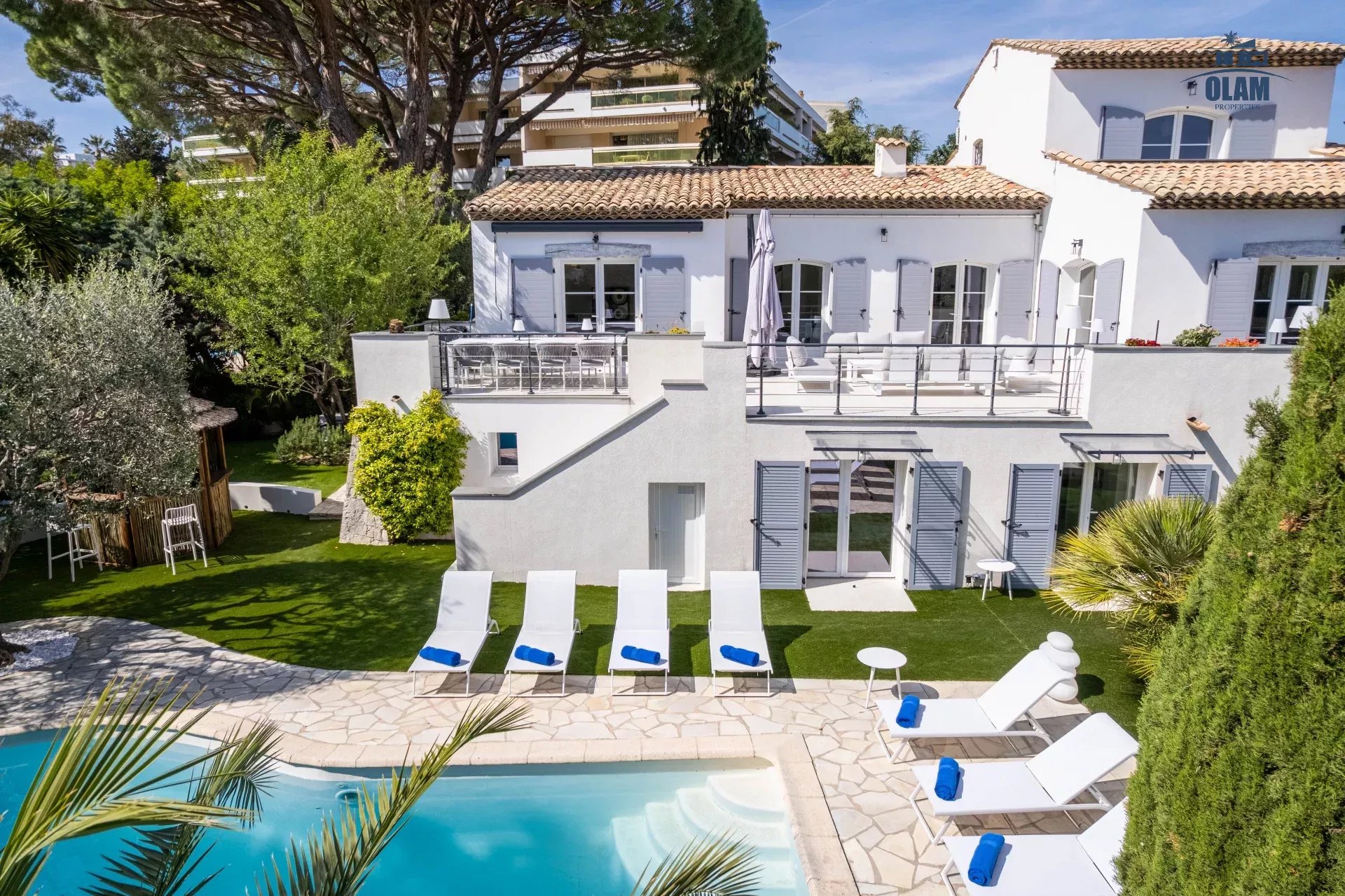 One of a kind 6 BR / 6 bath villa sauna, jacuzzi pool; just 15 mns off town