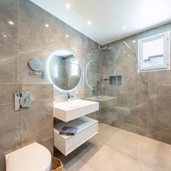 One of a kind 6 BR / 6 bath villa sauna, jacuzzi pool; just 15 mns off town