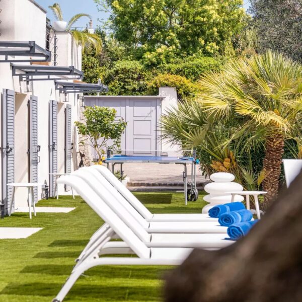 One of a kind 6 BR / 6 bath villa sauna, jacuzzi pool; just 15 mns off town