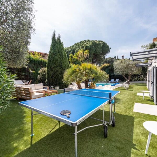 One of a kind 6 BR / 6 bath villa sauna, jacuzzi pool; just 15 mns off town