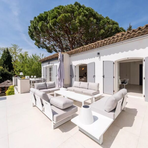 One of a kind 6 BR / 6 bath villa sauna, jacuzzi pool; just 15 mns off town