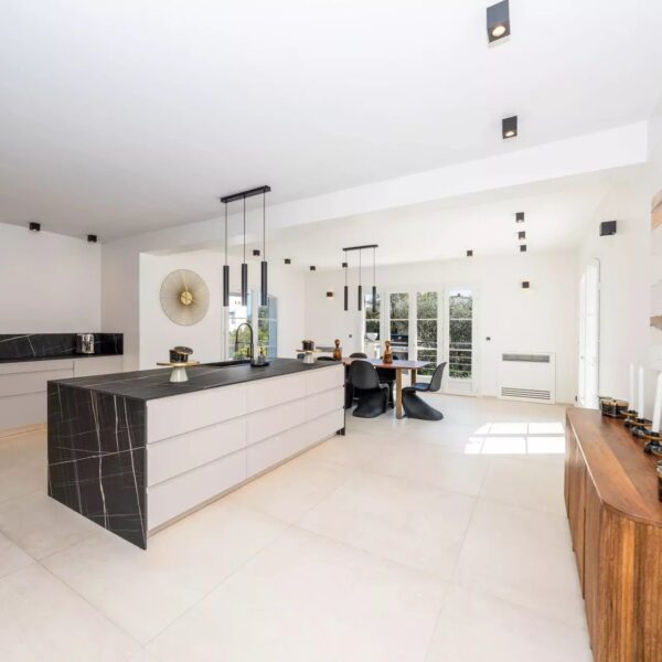 One of a kind 6 BR / 6 bath villa sauna, jacuzzi pool; just 15 mns off town