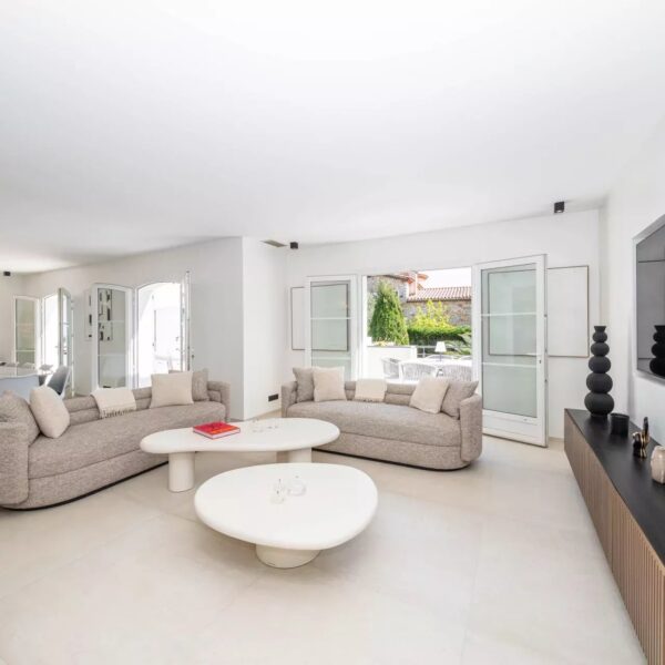 One of a kind 6 BR / 6 bath villa sauna, jacuzzi pool; just 15 mns off town