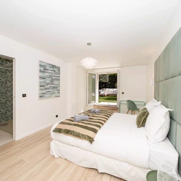 One of a kind 6 BR / 6 bath villa sauna, jacuzzi pool; just 15 mns off town