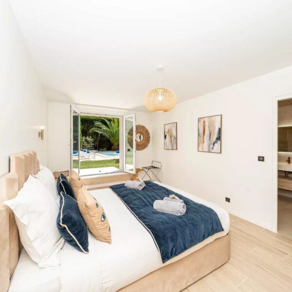 One of a kind 6 BR / 6 bath villa sauna, jacuzzi pool; just 15 mns off town