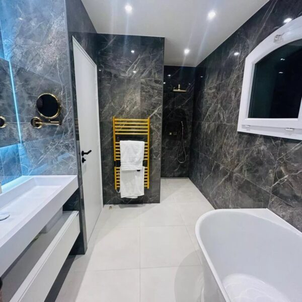 One of a kind 6 BR / 6 bath villa sauna, jacuzzi pool; just 15 mns off town