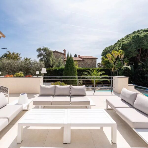 One of a kind 6 BR / 6 bath villa sauna, jacuzzi pool; just 15 mns off town