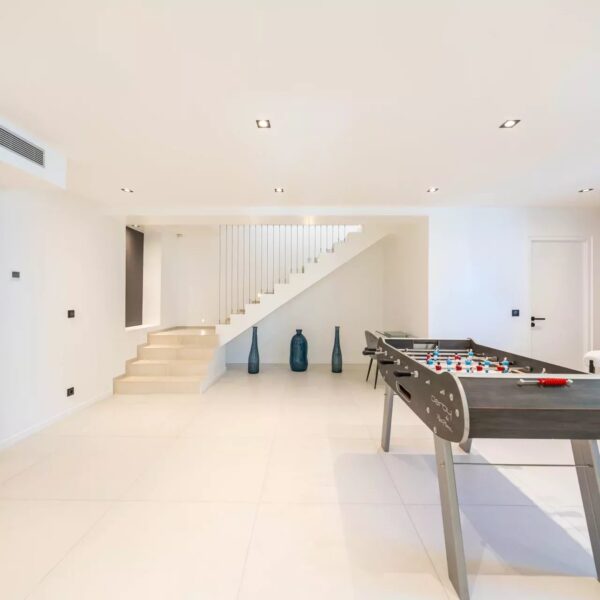 One of a kind 6 BR / 6 bath villa sauna, jacuzzi pool; just 15 mns off town