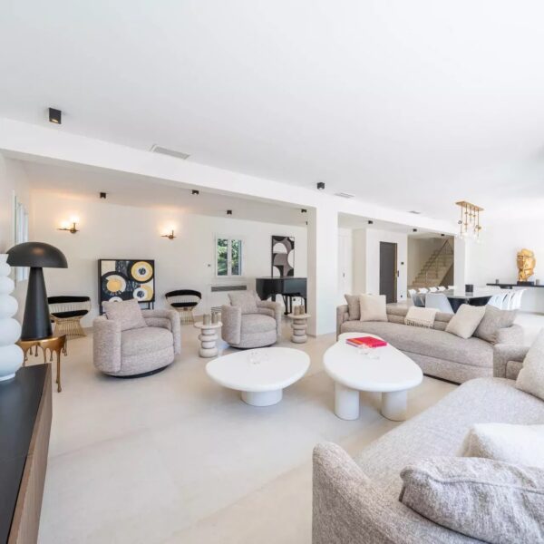 One of a kind 6 BR / 6 bath villa sauna, jacuzzi pool; just 15 mns off town