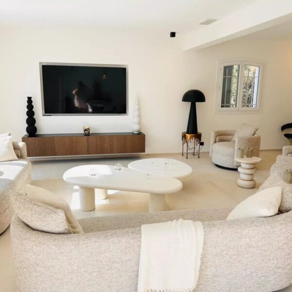 One of a kind 6 BR / 6 bath villa sauna, jacuzzi pool; just 15 mns off town