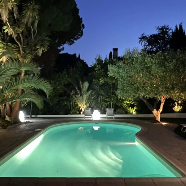 One of a kind 6 BR / 6 bath villa sauna, jacuzzi pool; just 15 mns off town