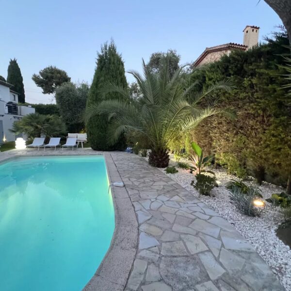 One of a kind 6 BR / 6 bath villa sauna, jacuzzi pool; just 15 mns off town