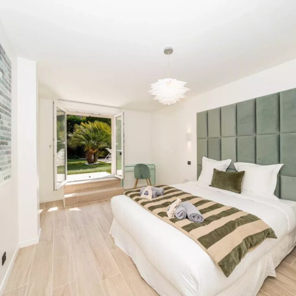 One of a kind 6 BR / 6 bath villa sauna, jacuzzi pool; just 15 mns off town