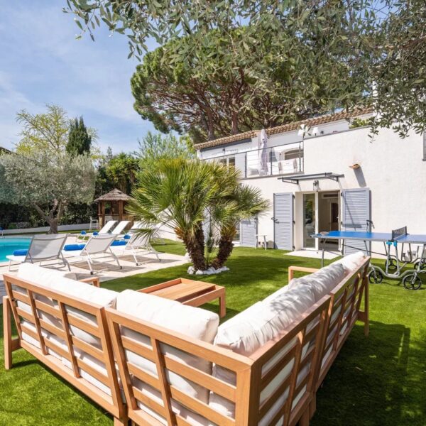 One of a kind 6 BR / 6 bath villa sauna, jacuzzi pool; just 15 mns off town