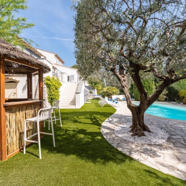 One of a kind 6 BR / 6 bath villa sauna, jacuzzi pool; just 15 mns off town