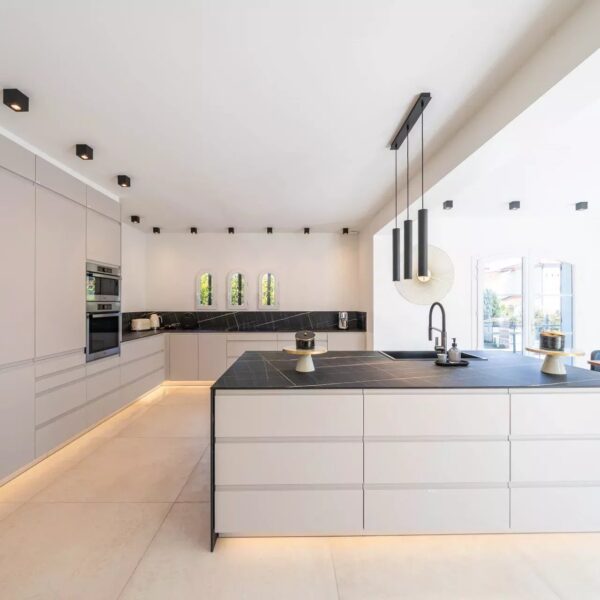 One of a kind 6 BR / 6 bath villa sauna, jacuzzi pool; just 15 mns off town