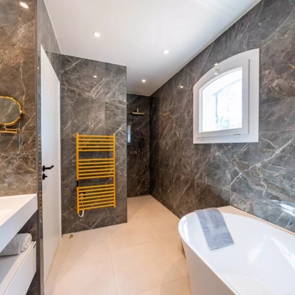 One of a kind 6 BR / 6 bath villa sauna, jacuzzi pool; just 15 mns off town