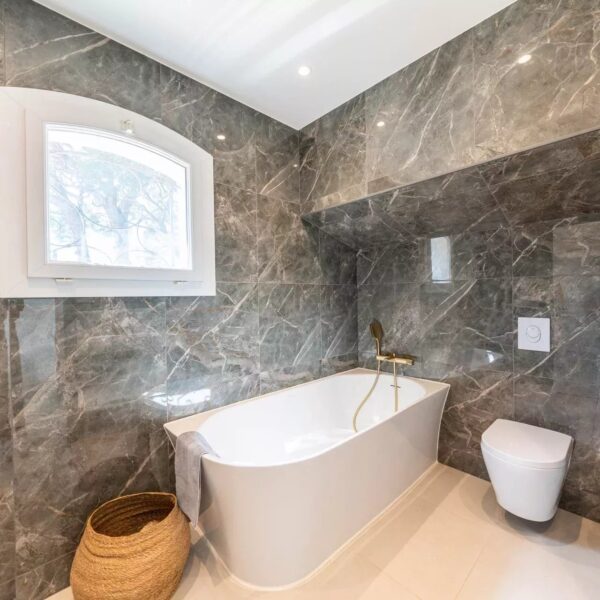 One of a kind 6 BR / 6 bath villa sauna, jacuzzi pool; just 15 mns off town