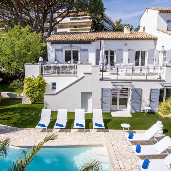 One of a kind 6 BR / 6 bath villa sauna, jacuzzi pool; just 15 mns off town