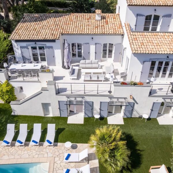 One of a kind 6 BR / 6 bath villa sauna, jacuzzi pool; just 15 mns off town