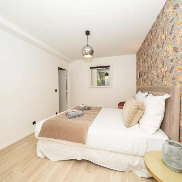 One of a kind 6 BR / 6 bath villa sauna, jacuzzi pool; just 15 mns off town