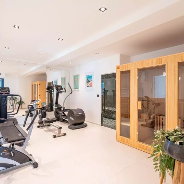 One of a kind 6 BR / 6 bath villa sauna, jacuzzi pool; just 15 mns off town