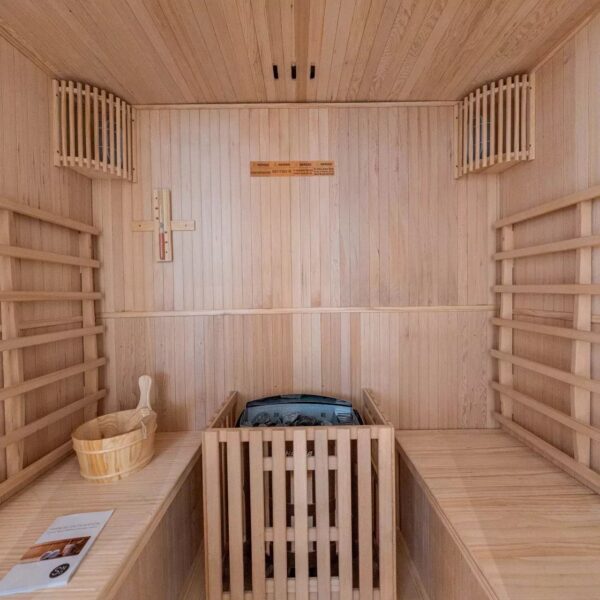 One of a kind 6 BR / 6 bath villa sauna, jacuzzi pool; just 15 mns off town