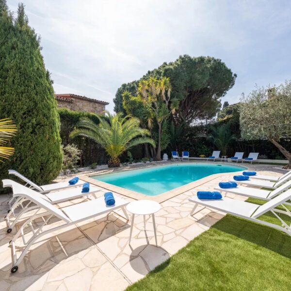 One of a kind 6 BR / 6 bath villa sauna, jacuzzi pool; just 15 mns off town