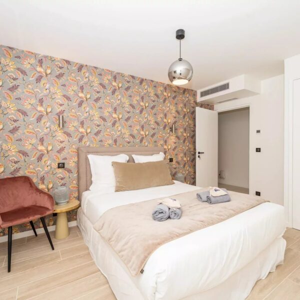 One of a kind 6 BR / 6 bath villa sauna, jacuzzi pool; just 15 mns off town