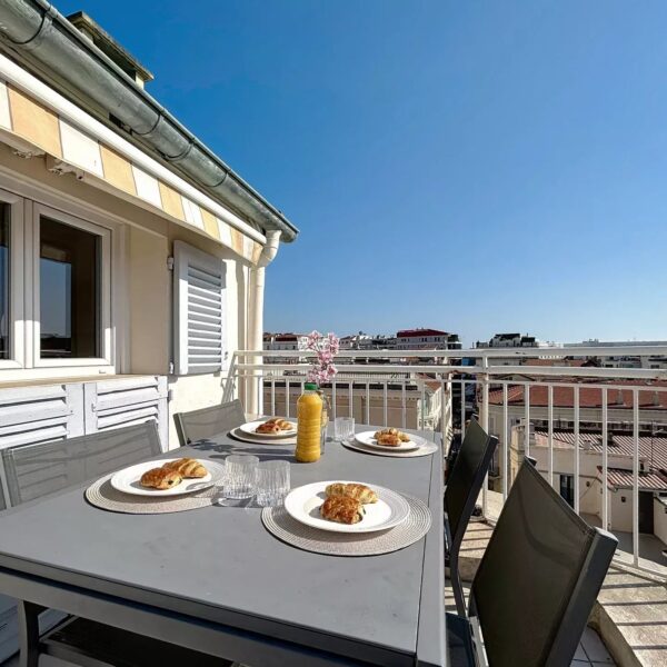 Cannes: Exceptional Wide duplex 5 BR Apartment 1 minute from the Palais + terraces