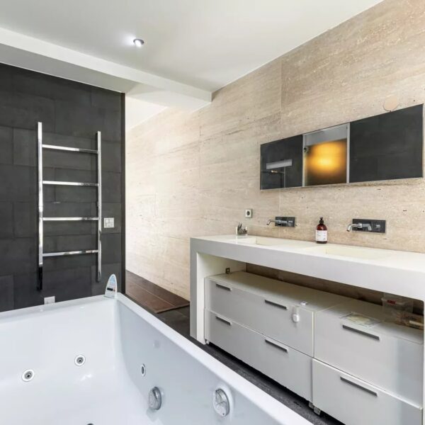 Architect-Designed Contemporary Villa – Between Biot and Valbonne