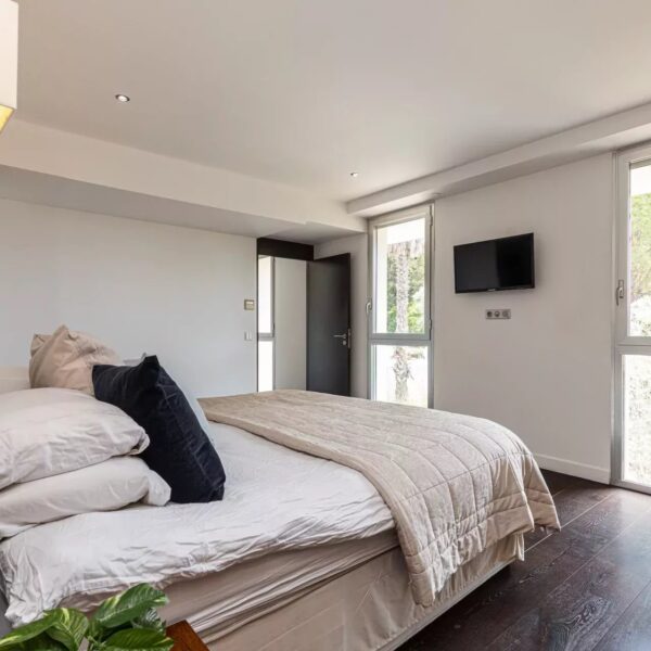 Architect-Designed Contemporary Villa – Between Biot and Valbonne