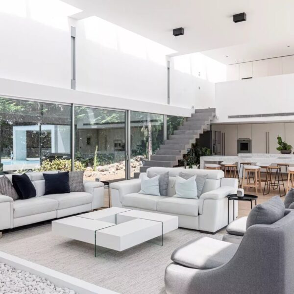 Architect-Designed Contemporary Villa – Between Biot and Valbonne