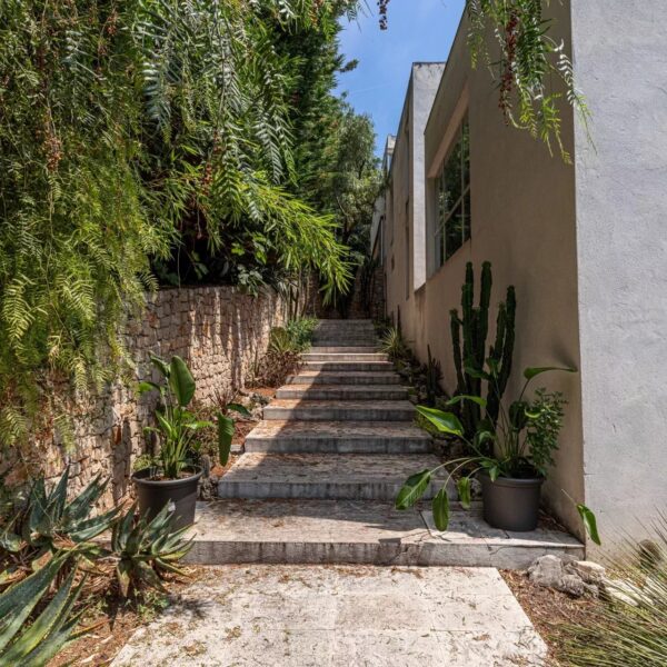 Architect-Designed Contemporary Villa – Between Biot and Valbonne