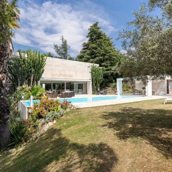 Architect-Designed Contemporary Villa – Between Biot and Valbonne