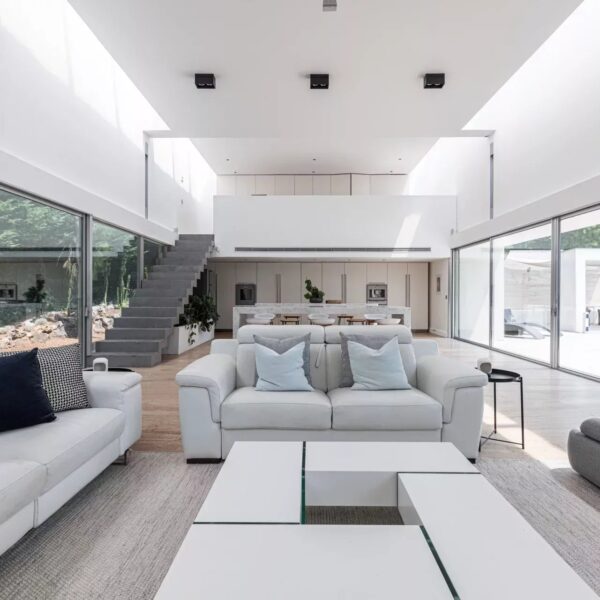 Architect-Designed Contemporary Villa – Between Biot and Valbonne