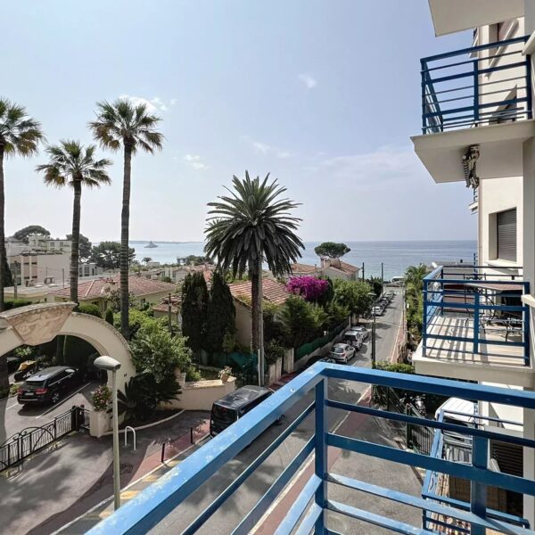Cannes Charming 31sqm 1BDR flat, sea view, near beaches, terrace. Renovated 2025