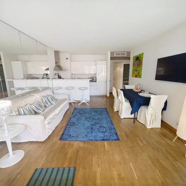 Cannes – Rue d’Antibes • Élégant 2 pièces avec grande terrasse aménagée, au calme absolu