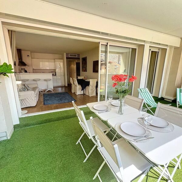 Cannes – Rue d’Antibes • Élégant 2 pièces avec grande terrasse aménagée, au calme absolu