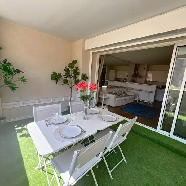 Cannes – Rue d’Antibes • Élégant 2 pièces avec grande terrasse aménagée, au calme absolu